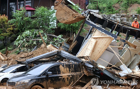 韩国京畿道遭强降雨引发泥石流 房屋坍塌被掩埋 第1页