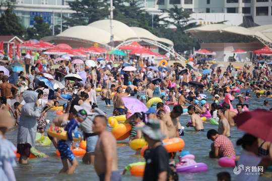 青岛持续高温 海水浴场人山人海 第1页