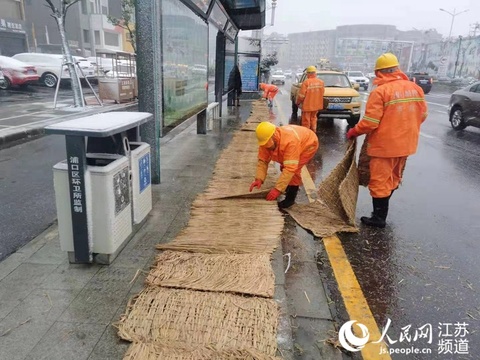 南京浦口闻雪而动 2000余人扫雪保畅通(3) 第3页