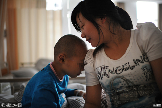 男孩患恶性肿瘤 母亲5年花百万救子未能留住 第1页