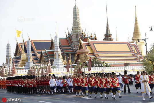 泰国国王乘轿子巡游曼谷 接受民众朝拜(4) 第4页