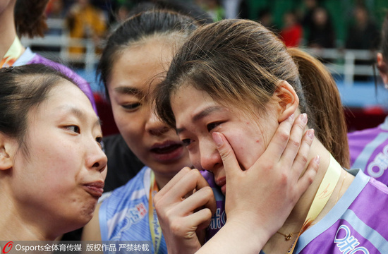 天津女排丢冠全队泪洒赛场 李盈莹哭红双眼 第1页