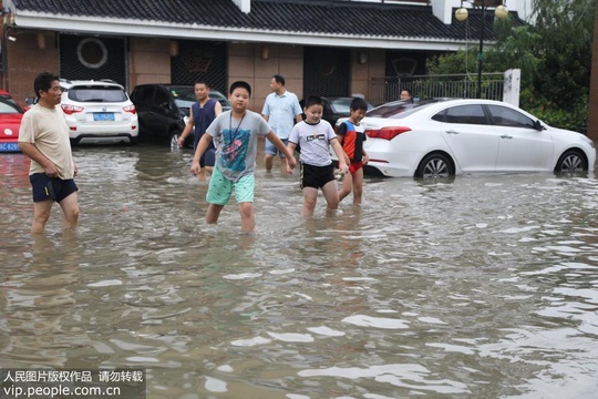 江苏丰县遭遇特大暴雨 城区部分路段积水严重(2) 第2页