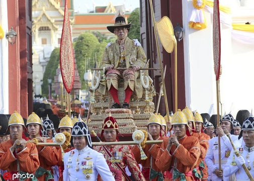 泰国国王乘轿子巡游曼谷 接受民众朝拜 第1页
