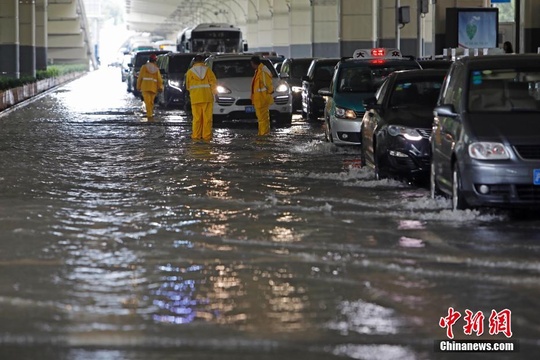 上海持续暴雨 多个路段积水严重 第1页