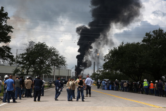 美国得州一炼化厂发生火灾37人受伤(2) 第2页