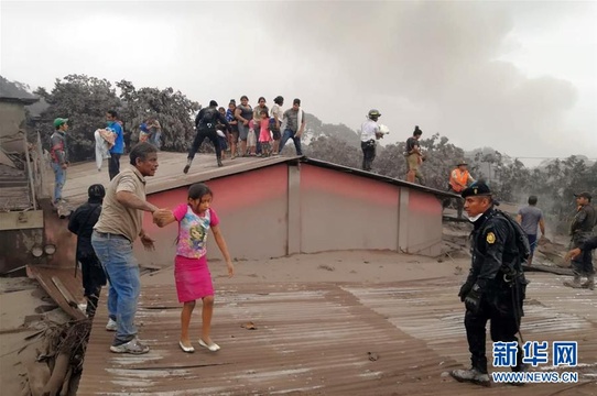 危地马拉火山喷发 已致7人遇难(2) 第2页