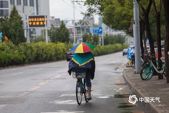 雨水添凉意 北京街头行人短袖换长衫(8) 第8页