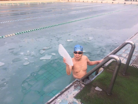 洛阳92岁老人砸冰冬泳,每天两次,坚持30年! 第1页