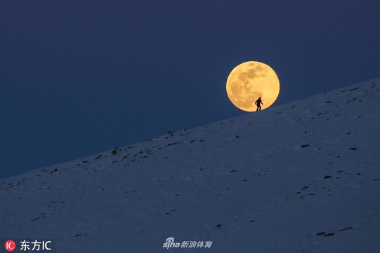 月下独舞!月圆夜滑雪场现唯美画面(8) 第8页