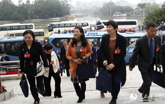 高清组图:福建省人大代表精神饱满步入会场 第1页