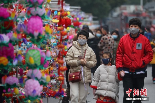 南京民众戴口罩出游加强防护 第1页