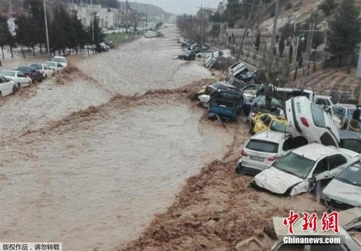 伊朗洪灾致数十死伤 轿车被冲&quot;倒立&quot;(2) 第2页