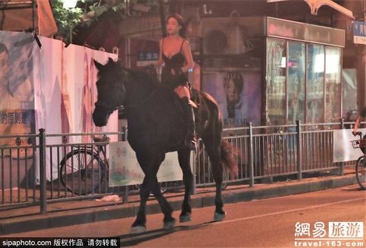 上海街头惊现美女骑马 网友纷纷表示想当马 第1页