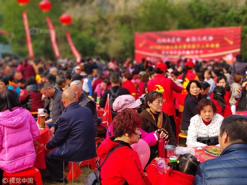 湖北三峡举办万人年猪宴 万人共享杀年猪宴“土家第一大菜”(4) 第4页