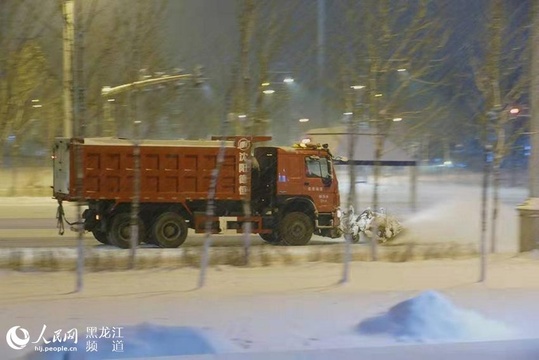 哈尔滨3万名环卫工人连夜奋战清冰雪 第1页