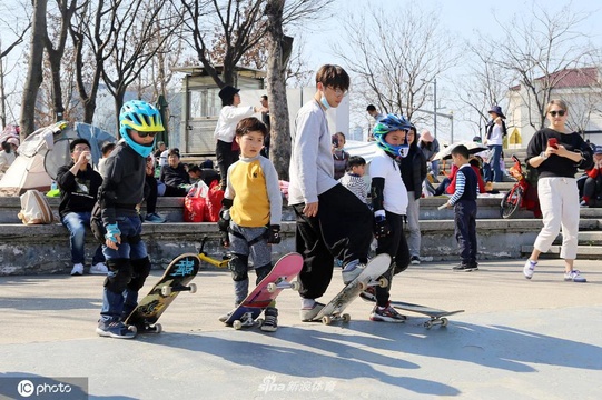 “奥运认证”滑板运动流行魔都街头 大小朋友享受极限体育乐趣 第1页