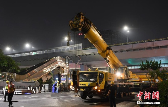 货车超高致杭州一人行天桥侧坍塌 当地连夜清场救援 第1页