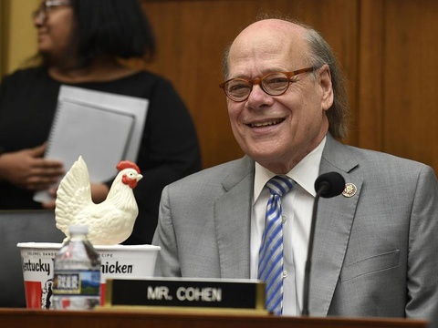 美司法部长缺席众议院听证会 议员以吃炸鸡方式讽刺 第1页