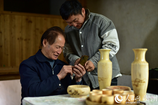 贵州丹寨:移民区老木匠的烙画“新生活” 第1页