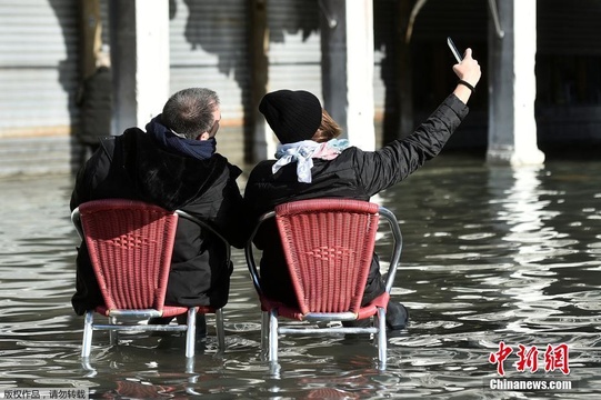 威尼斯80%被淹进入&quot;紧急状态&quot; 民众水中自拍 第1页