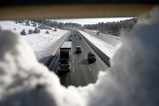 美国多地遭遇暴雪 民众出行受阻(4) 第4页