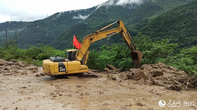 四川雅安:泥石流造成雅西高速公路断道正在抢通 第1页