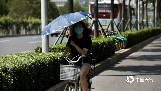 北京炎热升级 看街头行人“花式”避暑(3) 第3页