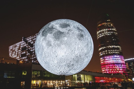 巴塞罗那灯光节举行 巨型“月球”熠熠生辉 第1页