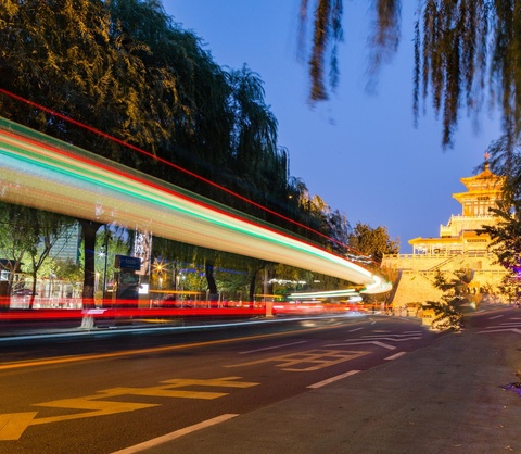 济南夜幕下的道路:车灯形成光轨 流光溢彩 活力十足(8) 第8页