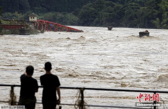 日本熊本县暴雨致河水上涨 铁桥被冲垮 第1页