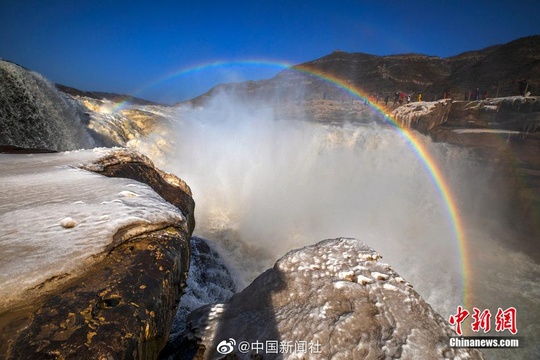 黄河壶口瀑布现冰凌素裹“彩虹戏水”景观(2) 第2页