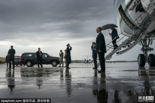 特朗普暴风雨中打伞走下飞机被抓拍 第1页