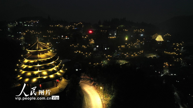 广西柳州:7万盏太阳能路灯点亮乡村 第1页