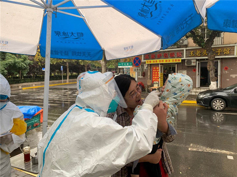 全力以赴、日夜奋战,直击青岛市市北区四方街道全员核酸检测现场(2) 第2页