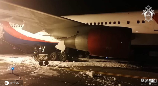 俄一客机硬着陆 起落架起火49人受伤 第1页