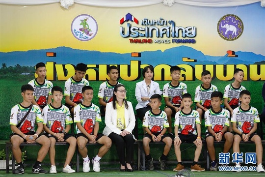 泰国少年足球队山洞获救后首次露面 第1页