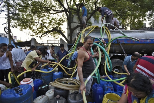 印度新德里水危机持续 民众携容器排队取水 第1页