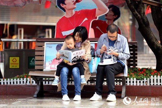 四川省、市地方志办联合开展庆祝中华人民共和国成立70周年街头宣传活动 第1页