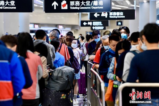 港铁停售往来武汉高铁车票 市民戴口罩排队退票 第1页
