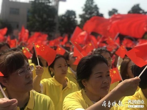 山东庆祝农民丰收节:巨幅国旗亮相三元朱村 第1页