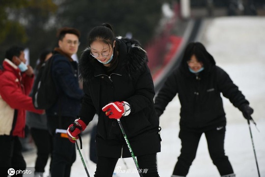 在南方的艳阳里大雪纷飞 常州滑雪场市民体验冰雪乐(8) 第8页