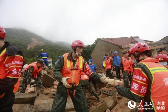 黄梅山体滑坡致9人被埋 湖北应急协调各方力量全力救援(8) 第8页