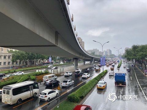 北京雷电蓝色预警生效 降雨明显道路湿滑(2) 第2页