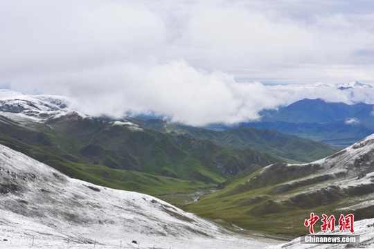 祁连山初秋迎降雪 山顶白雪皑皑美景养眼(2) 第2页