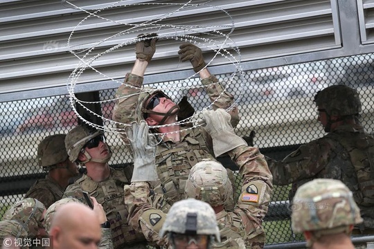 移民大军压境美国 美士兵在美墨边境安装铁丝网严防 第1页