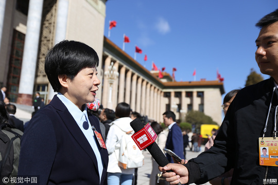 全国政协十三届二次会议闭幕 政协委员离场(11) 第11页