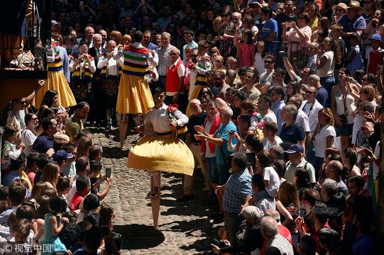 西班牙:少男穿裙子踩高跷跳舞 第1页