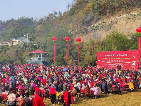 湖北三峡举办万人年猪宴 万人共享杀年猪宴“土家第一大菜”(2) 第2页