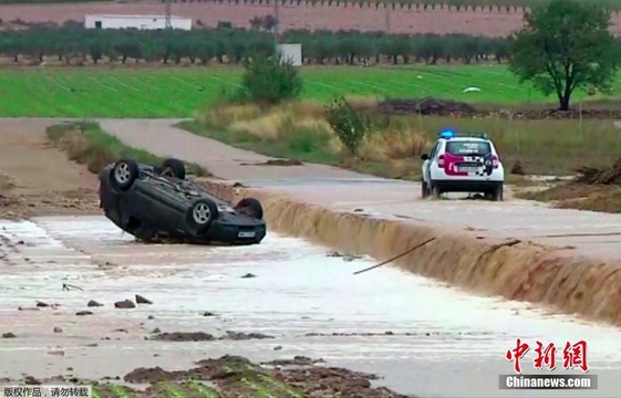 西班牙暴雨引发洪水 道路遭淹、轿车被冲翻 第1页